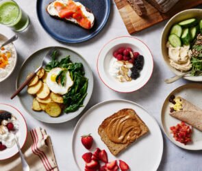 Healthy daily breakfast recipes including overnight oats, avocado toast, Greek yogurt parfait, fruit smoothie bowl, and scrambled eggs on a breakfast table