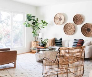 How to decorate a small living room with space-saving furniture, neutral colors, floating shelves, and natural lighting